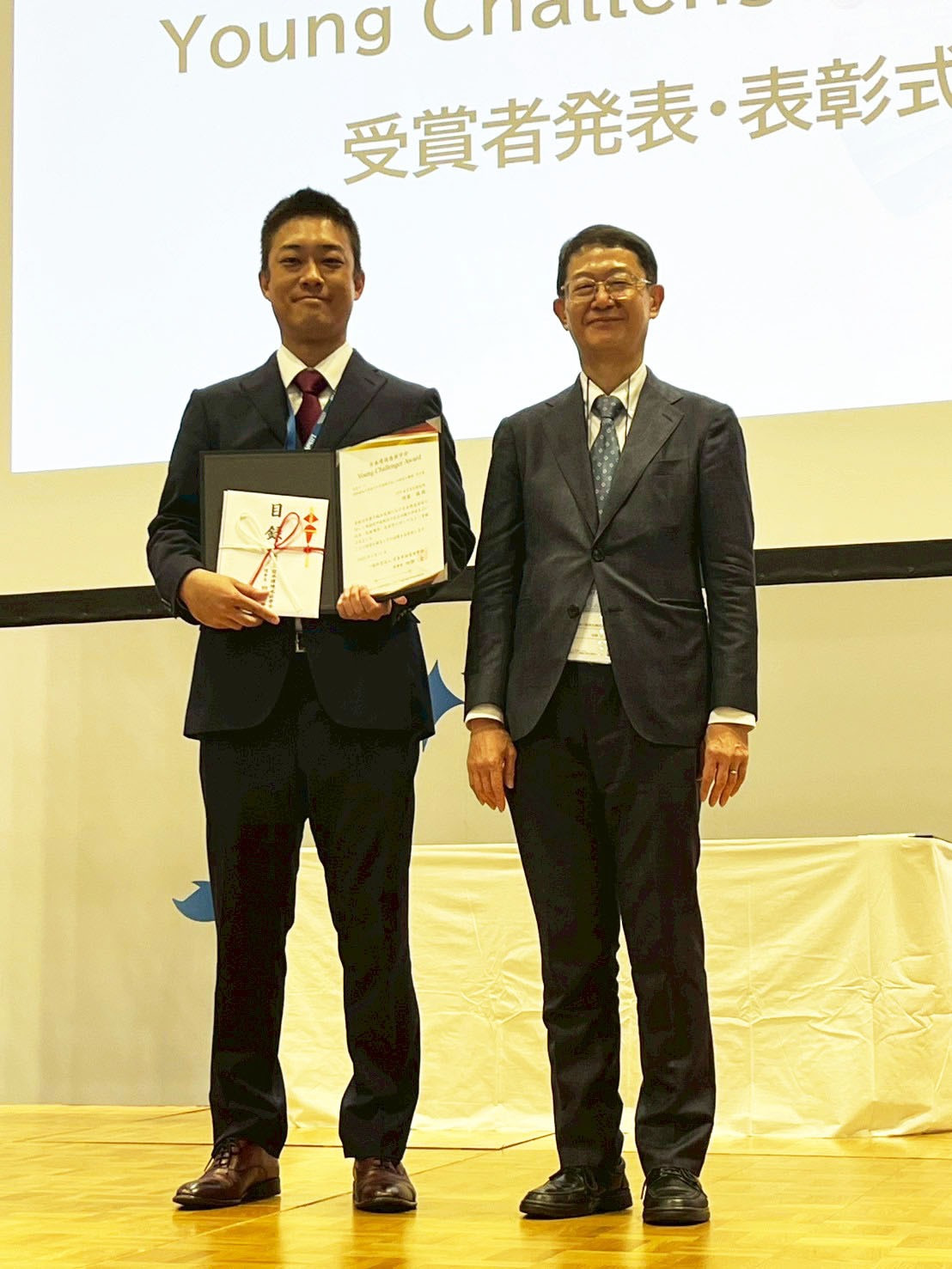 「Young Challenger Award」を受賞シーン
