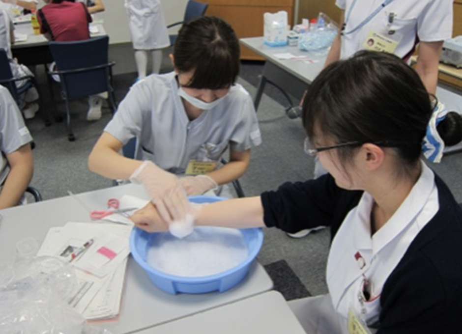 新人看護師研修石けんの泡立て方法、洗浄の演習