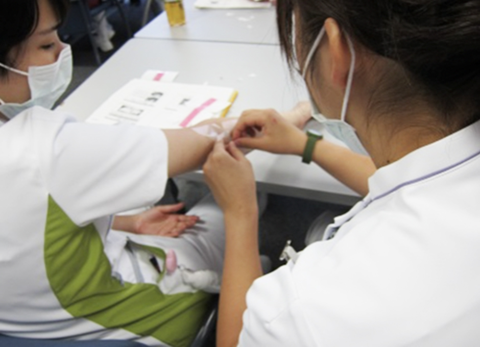 新人看護師研修テープのはがし方の演習