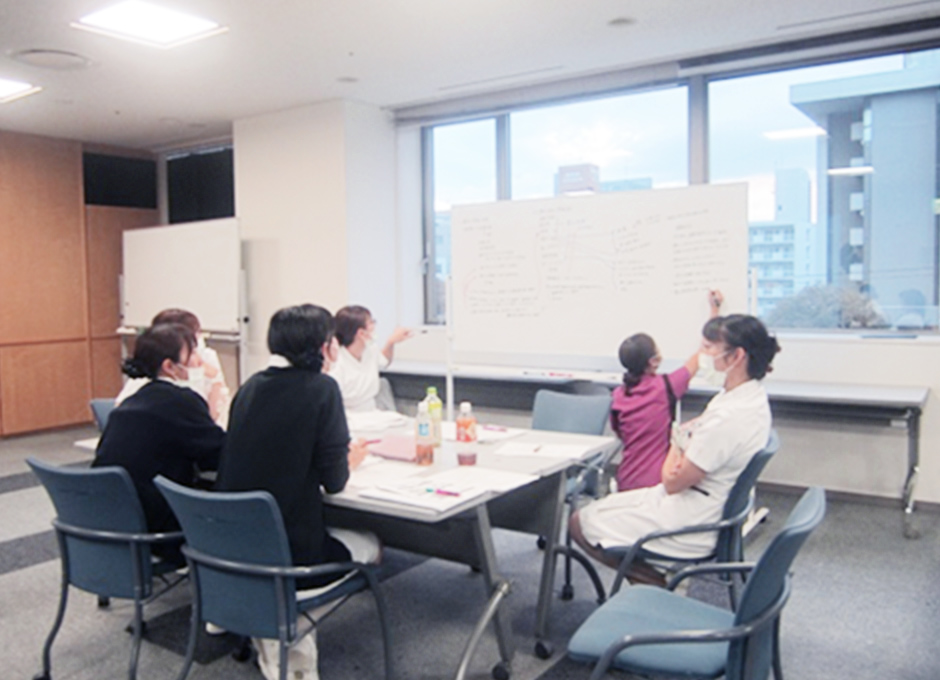 支援などについて話し合い発表しの様子